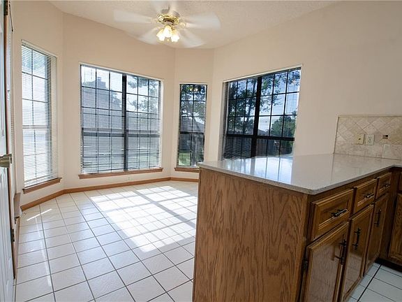 4th image of 104 E Nakoma