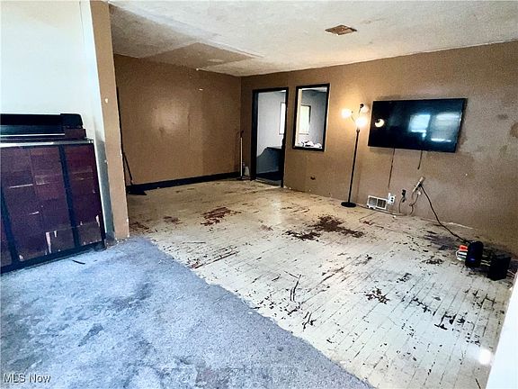 3rd image of 3873 E 57th St