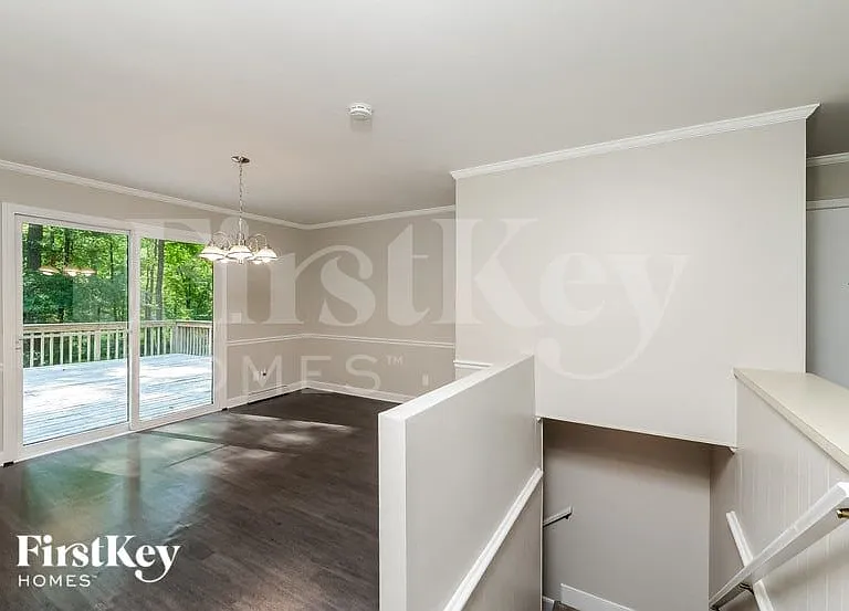 4609 Oakcliffe Rd — Photo 3