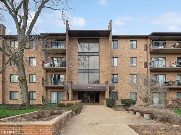 7510 Farmingdale Dr APT 303, Darien, IL 60561