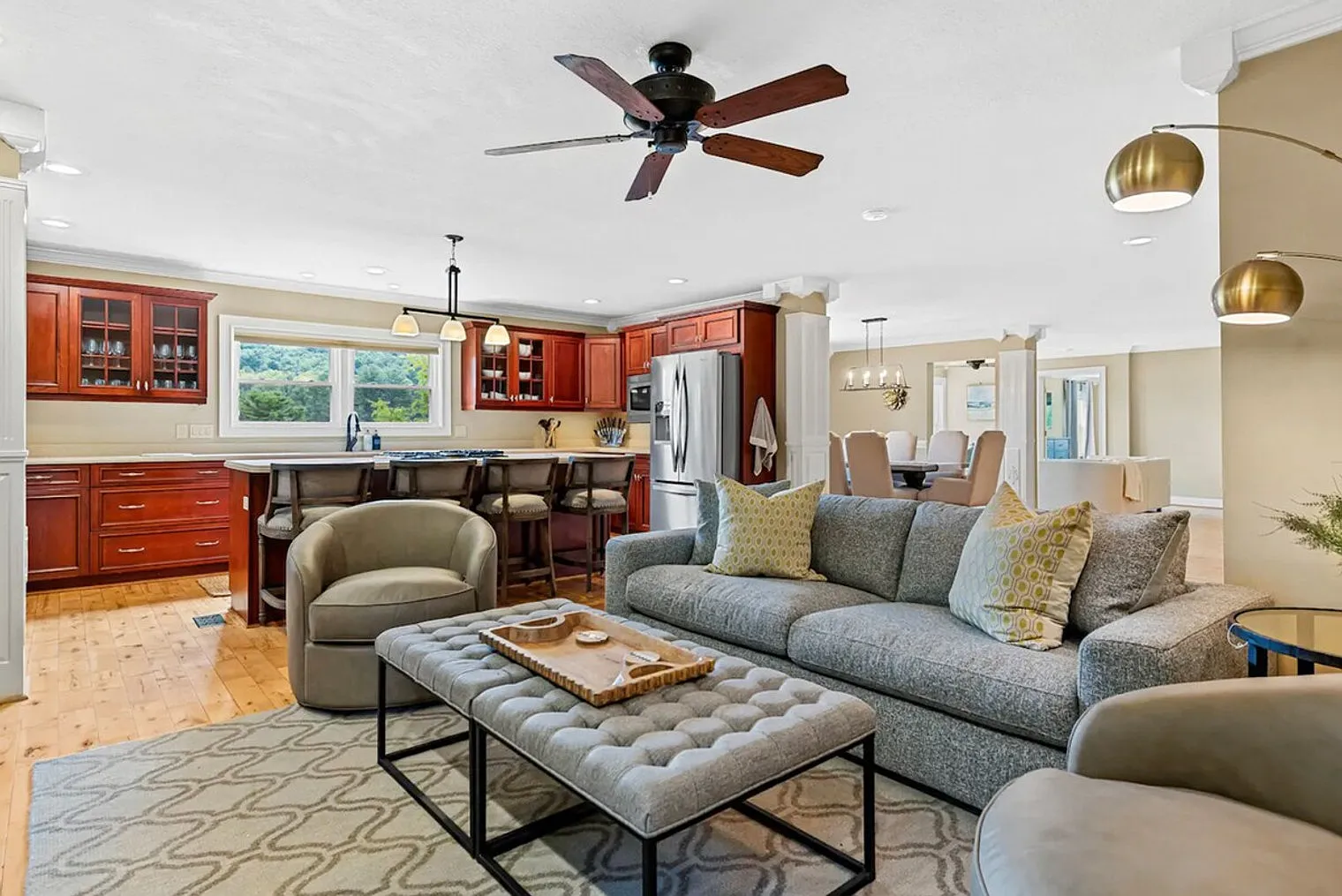 7 bed, 4.0 bath, 4499 sqft, $35,917 — Photo 4