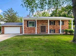 640 Oakwood Pl, Geneseo, IL 61254