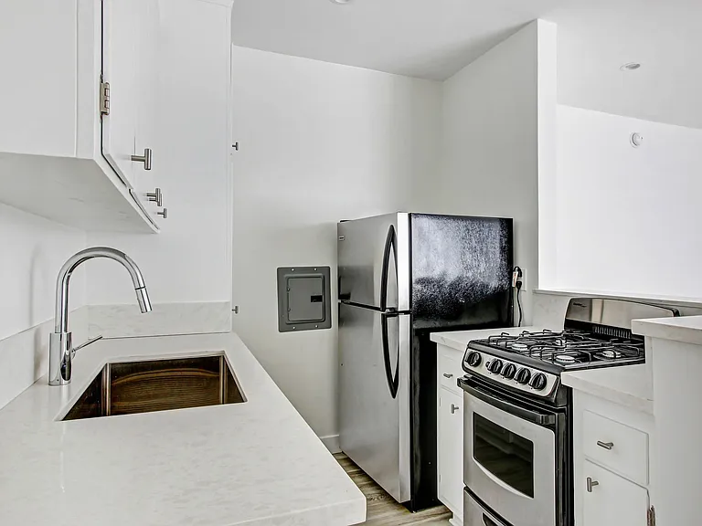 519 Hill St in Santa Monica! Steps to Main St and the beach! — Photo 1