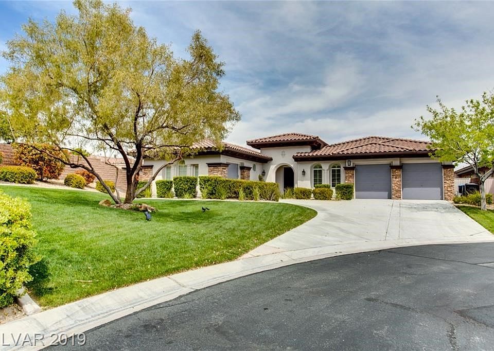 What a beautiful setting!  Home has great curb appeal!  One of only three homes on a cul-de-sac lot.  Lush green grass and beautiful trees.