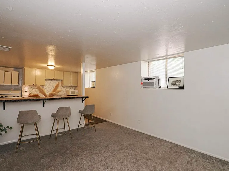 2513 S Park St — Photo 2