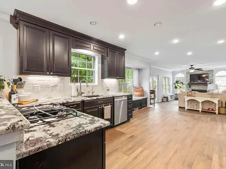 9 Westhampton Ct — Photo 8