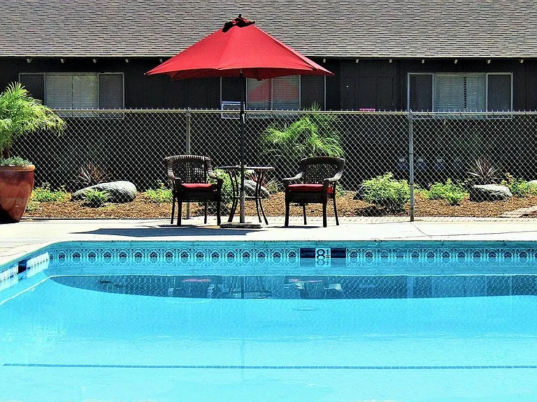 Town and Country Garden Apartments — Photo 3