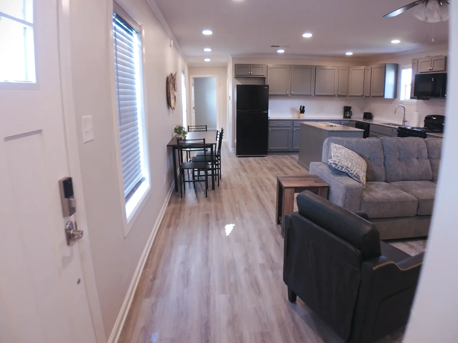 3 bed, 1300 sqft, $5,995 — Photo 3