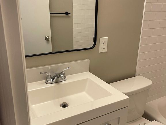 Main floor hall bath with shower/tub