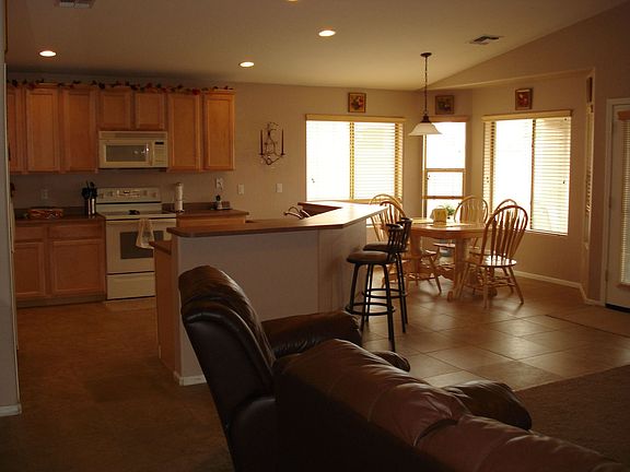 kitchen/nook w/bay window