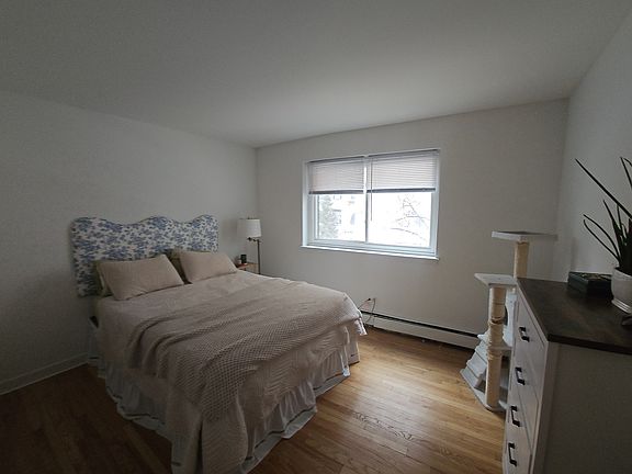 4th image of 6211 N Kenmore Ave APT 302