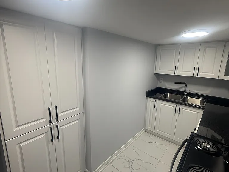 32 Crombie St #BASEMENT — Photo 9