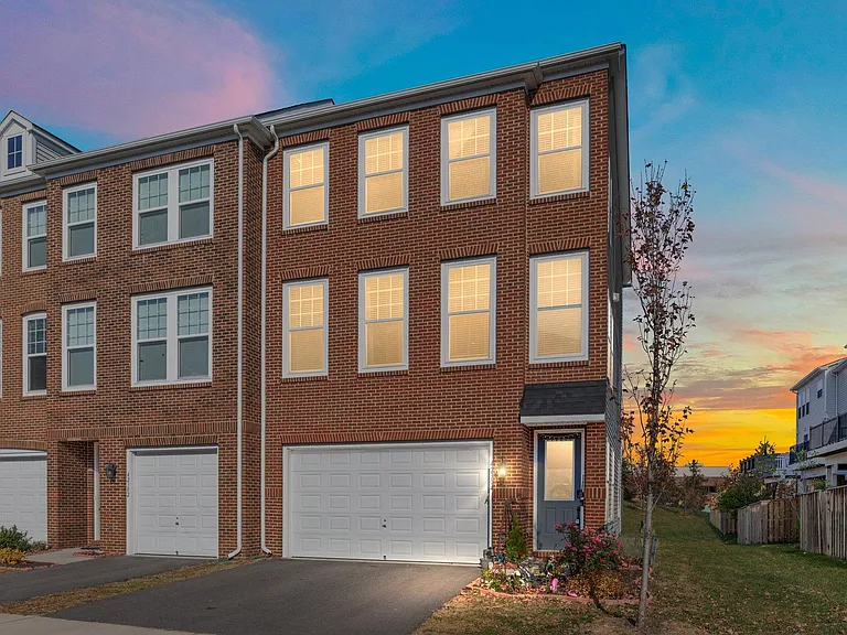 42304 Lancaster Woods Sq — Photo 1