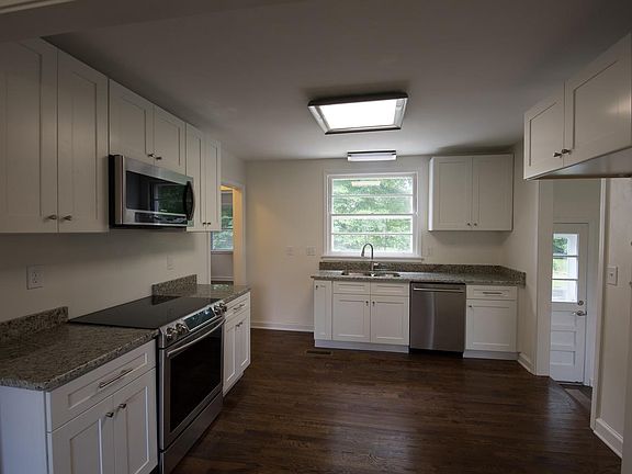 4th image of 325 Fieldcrest Dr