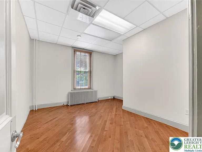 401 W Broad St — Photo 7
