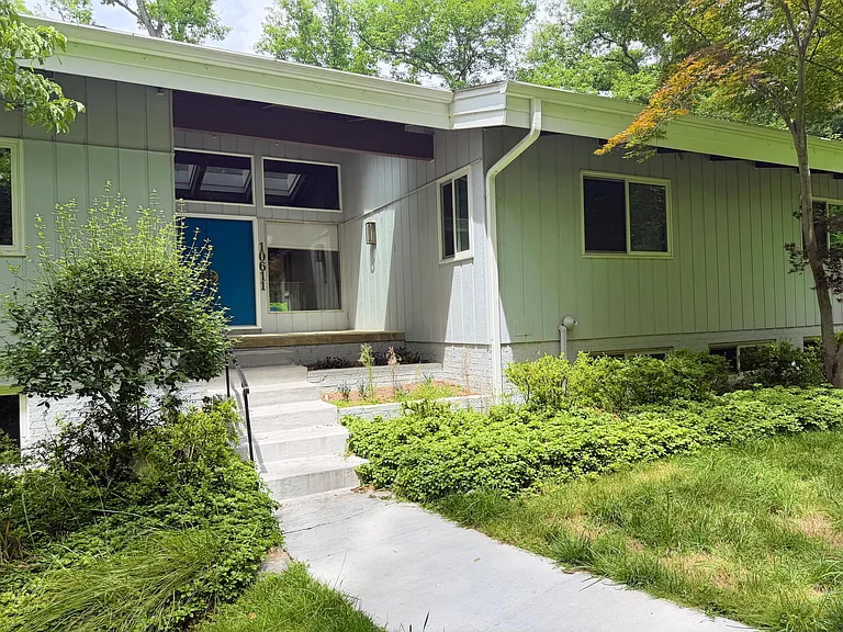 10611 Allenwood Ln — Photo 2