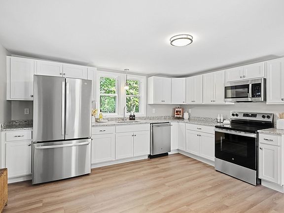 5th image of 1078 Granby Rd