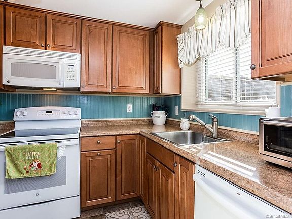 5th image of 25 Carillon Dr #B