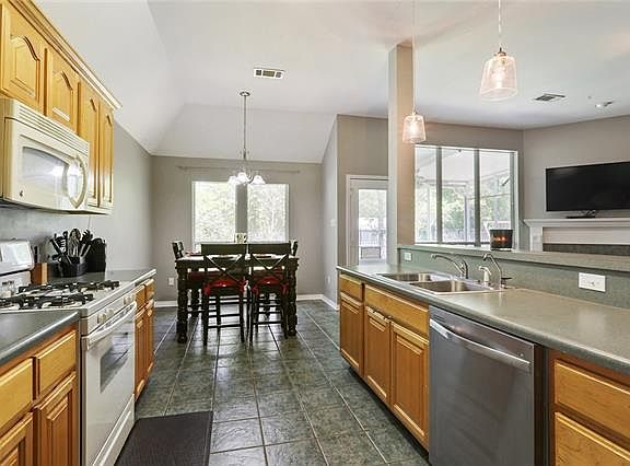 4th image of 106 Lazy Creek Dr