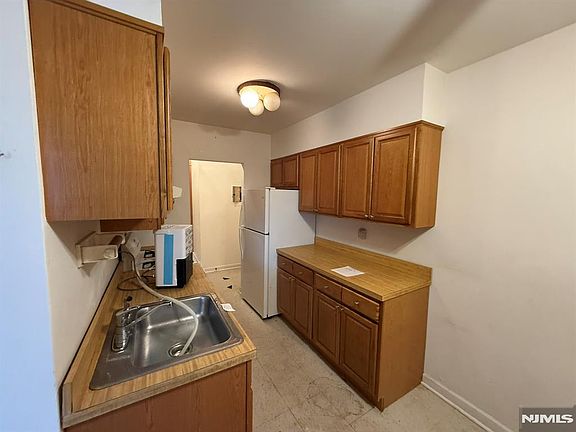 3rd image of 462 River Rd APT C