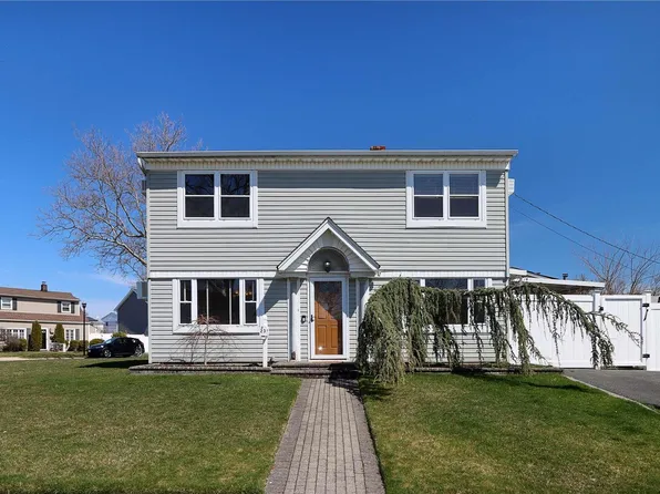 23 Honeysuckle Road, Levittown, NY 11756