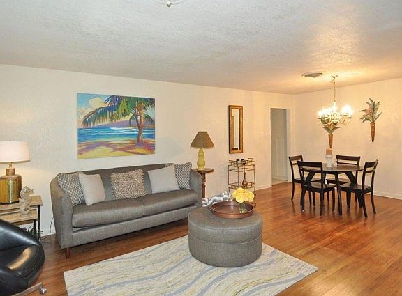 3rd image of 2106 Evergreen Ln