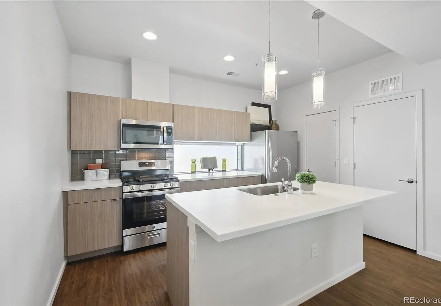 2 bed, 2.5 bath, 1300 sqft, $2,800 — Photo 3