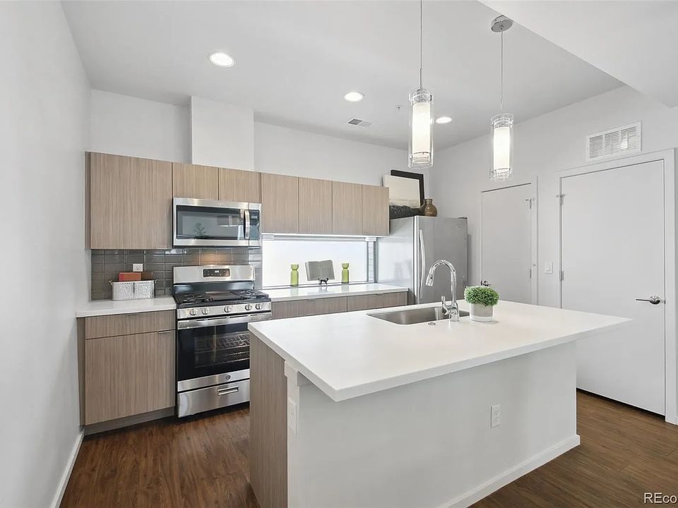 Kitchen
*cabinetry is WHITE!