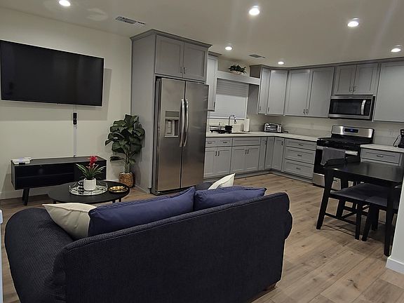 3rd image of 2844 Rosanna St