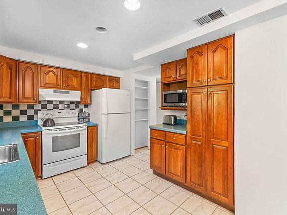 5th image of 18324 Darnell Dr