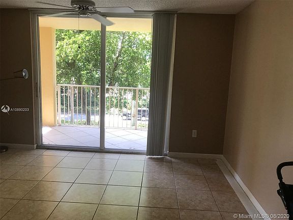 4th image of 19501 E Country Club Dr #9304
