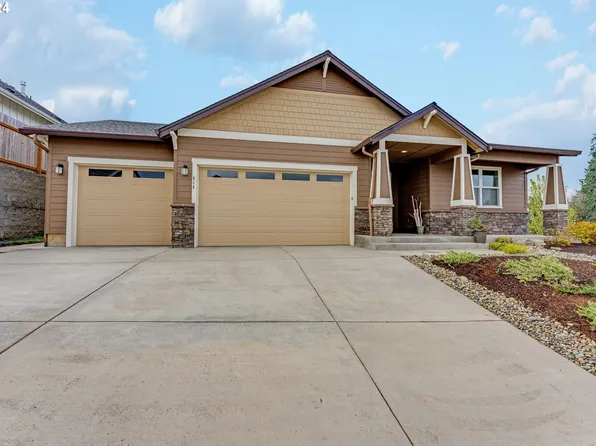 614 W 8th St, La Center, WA 98629