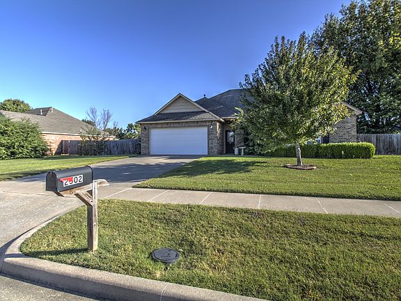 2nd image of 2502 Highwood Pl