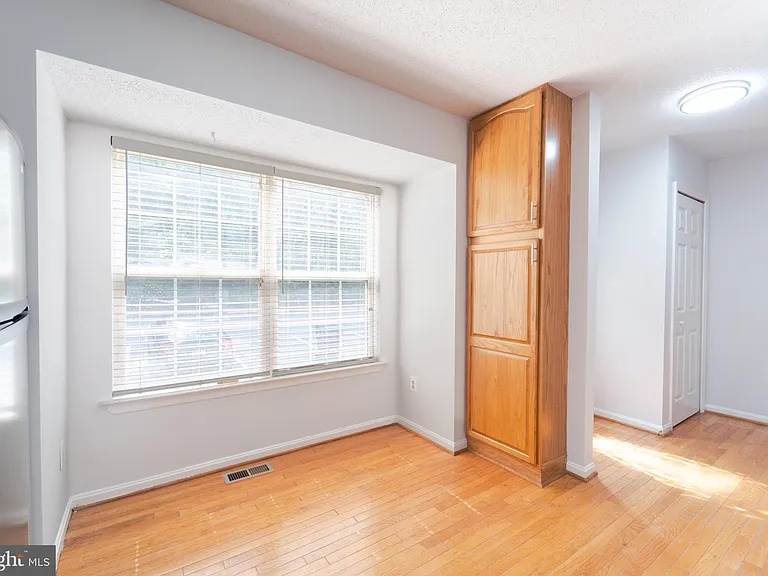 413 Lakeview Ct — Photo 11