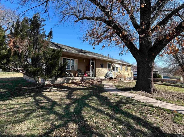 307 Huntress St, Clay Center, KS 67432
