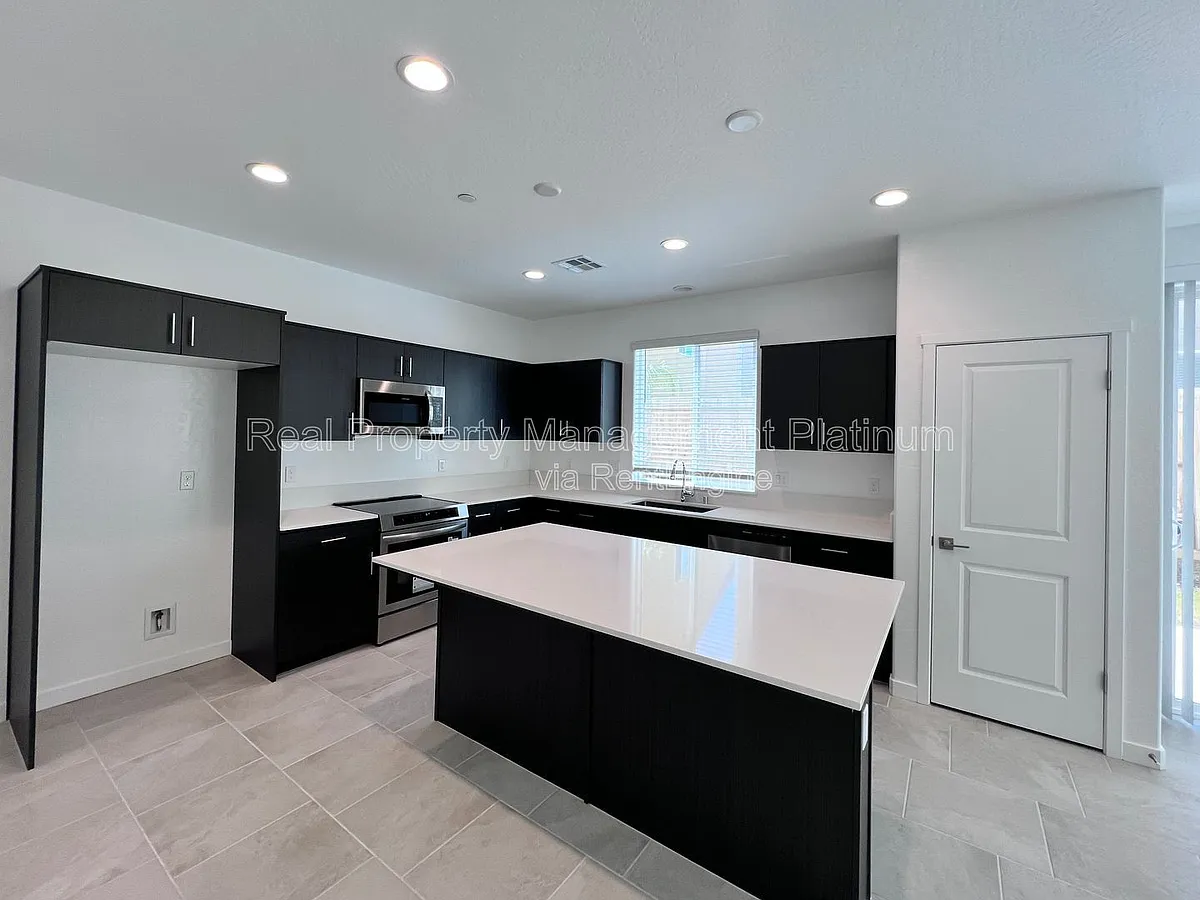 Building Photo - 2915 E Tierra Dr