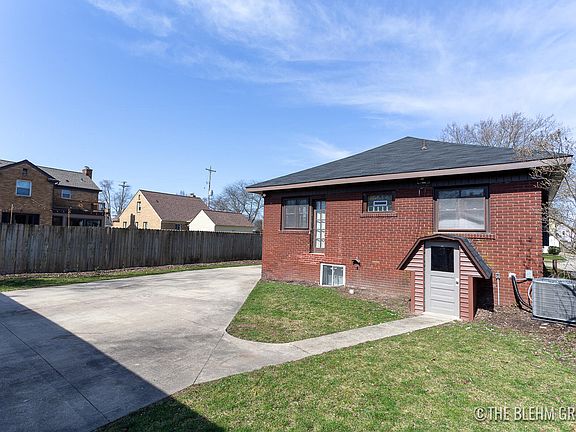 3rd image of 616 Ottillia St SE
