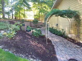 6829 Bailey Dr, Flowery Branch, GA 30542