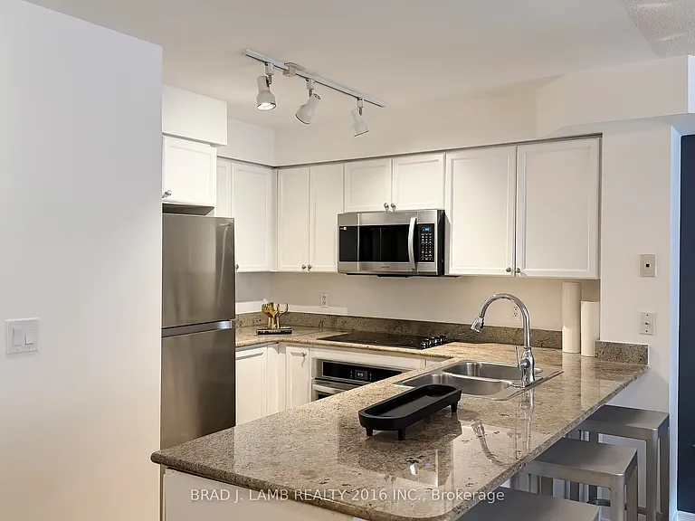 245 Davisville Ave #302 — Photo 8
