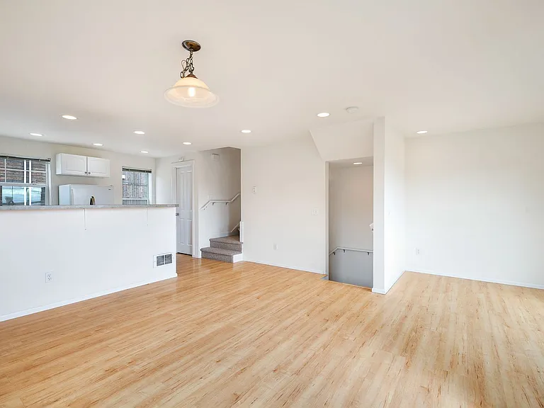 410 W Barrett St — Photo 24