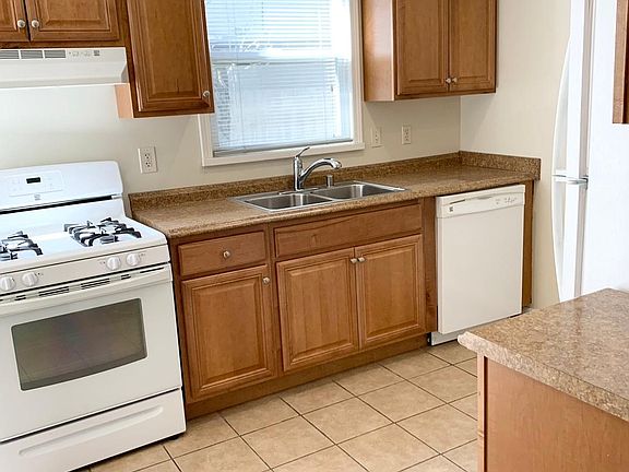 3rd image of 245 Poplar Ave APT 1