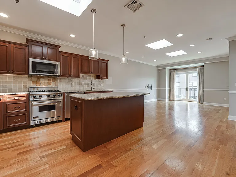 211 Madison St #4 — Photo 1