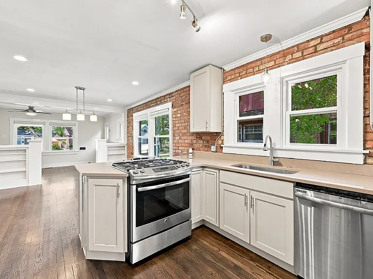 2630 N York St — Photo 9