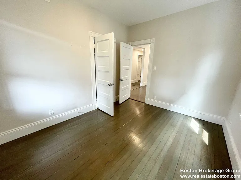 E Cottage St — Photo 9