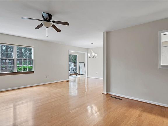 4th image of 10 Pinehurst Mnr APT B