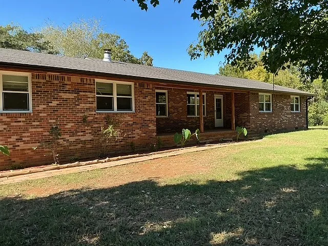 3 bed, 2.0 bath, 2327 sqft, $2,300 — Photo 4