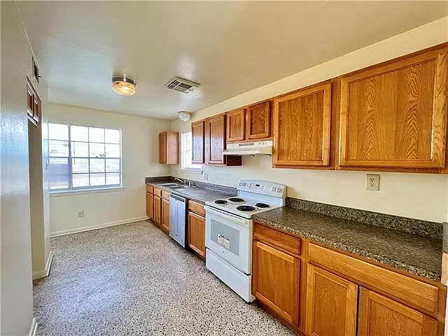 583 Delmar St — Photo 6