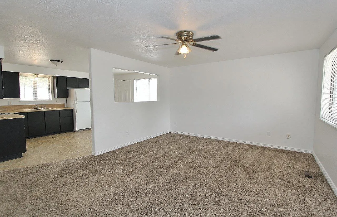 3 bed, 1040 sqft, $1,700 — Photo 2