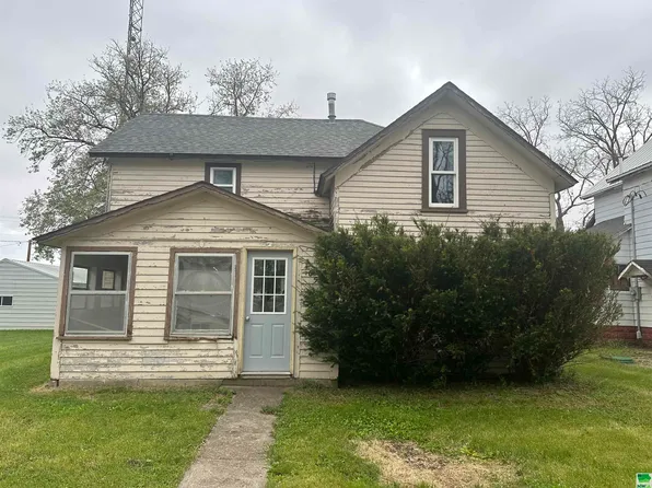 105 3rd Ave, Webb, IA 51366