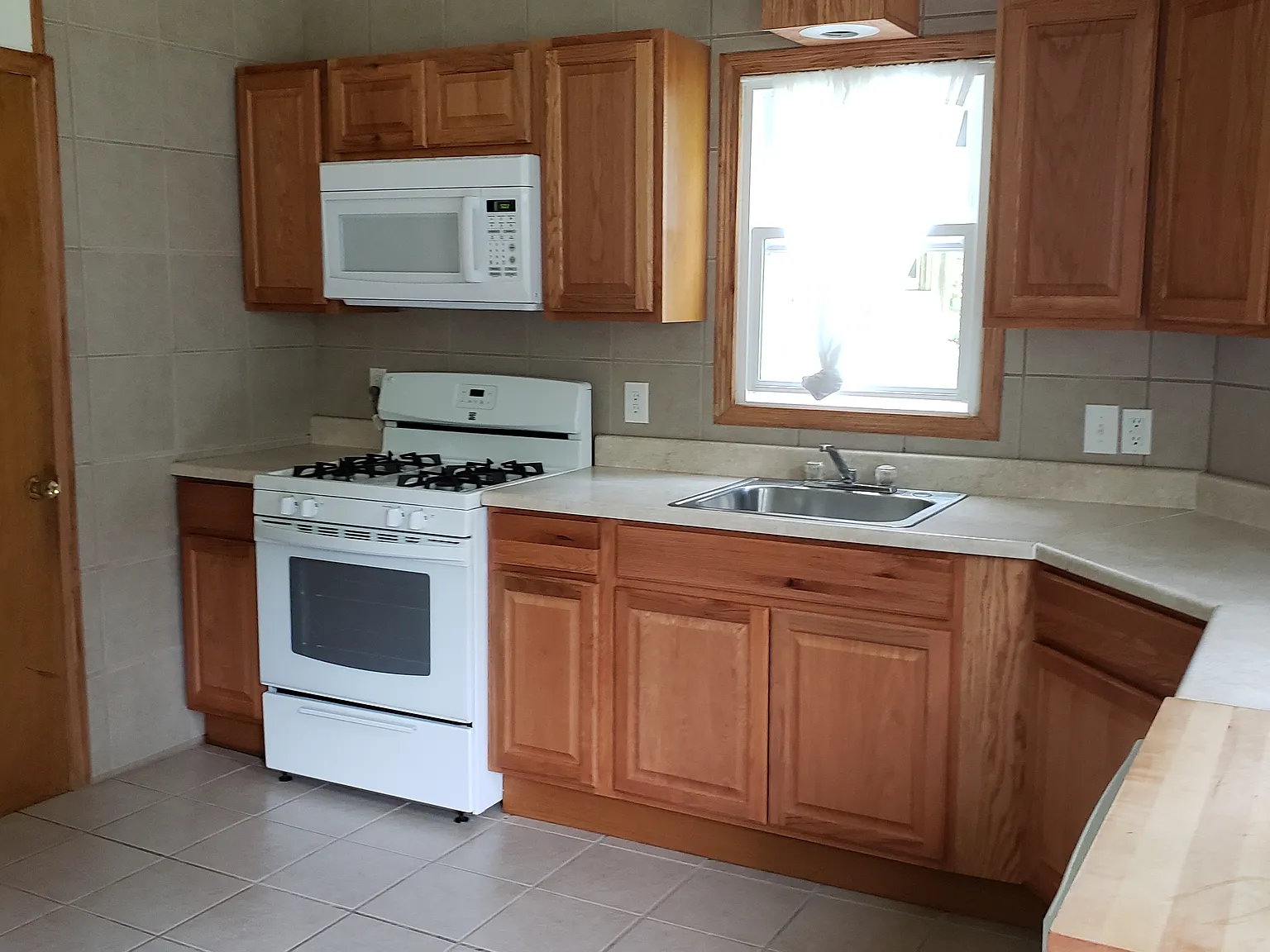 3 bed, 700 sqft, $3,350 — Photo 2